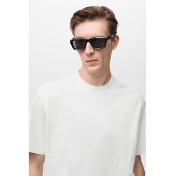 Tricou cu decolteu la baza gatului