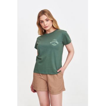 Tricou cu decolteu la baza gatului si detaliu text