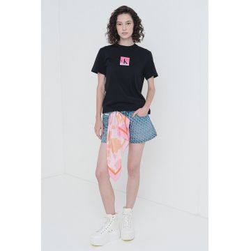 Tricou cu decolteu la baza gatului si imprimeu logo