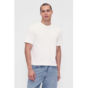 Tricou cu decolteu la baza gatului si imprimeu logo pe spate