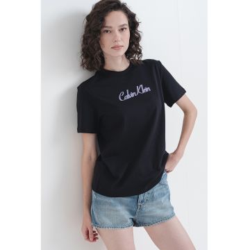 Tricou cu decolteu la baza gatului si logo