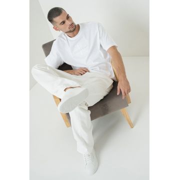 Tricou cu decolteu la baza gatului si logo brodat
