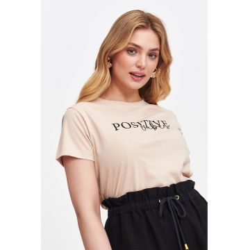 Tricou cu imprimeu text si decolteu la baza gatului