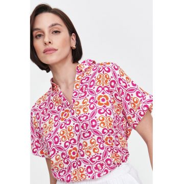 Tricou cu model si decolteu in V