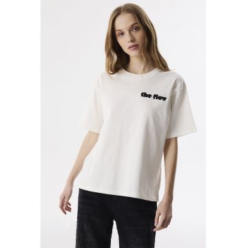 Tricou din bumbac cu decolteu la baza gatului si aplicatie text