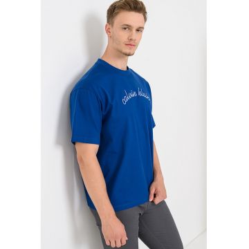 Tricou din bumbac cu decolteu la baza gatului si broderie logo
