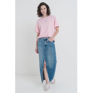 Tricou lejer cu decolteu la baza gatului
