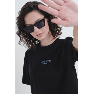 Tricou lejer cu decolteu la baza gatului