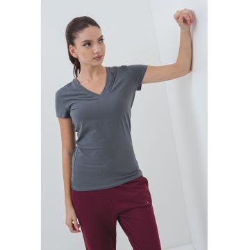 Tricou slim-fit cu decolteu in V