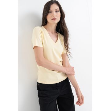 Tricou slim fit cu decolteu in V