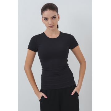 Tricou slim-fit cu decolteu la baza gatului