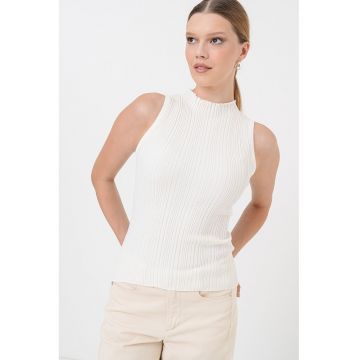 Top elastic din tricot cu guler scurt