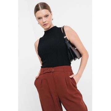 Top elastic din tricot cu guler scurt
