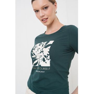 Tricou cu decolteu la baza gatului si design grafic
