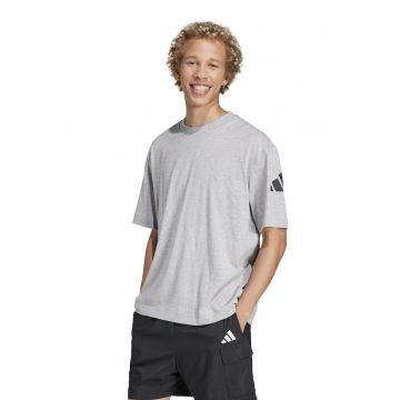 Tricou cu decolteu la baza gatului si detaliu cu logo pe maneci