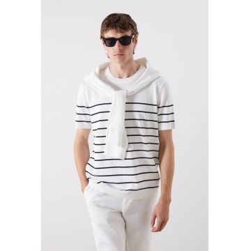 Tricou cu decolteu la baza gatului si dungi