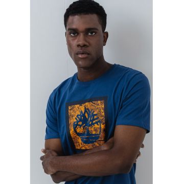 Tricou cu decolteu la baza gatului si imprimeu contrastant