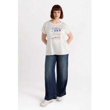 Tricou cu decolteu la baza gatului si imprimeu grafic