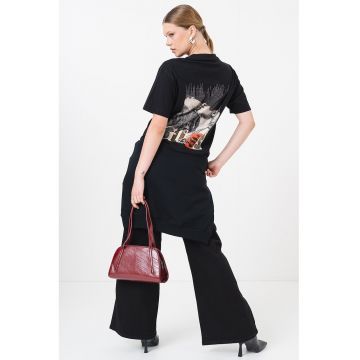 Tricou cu decolteu la baza gatului si imprimeu grafic