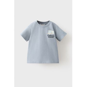 Tricou cu decolteu la baza gatului si imprimeu pe partea din spate