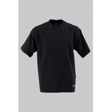 Tricou cu decolteu la baza gatului si logo pe spate