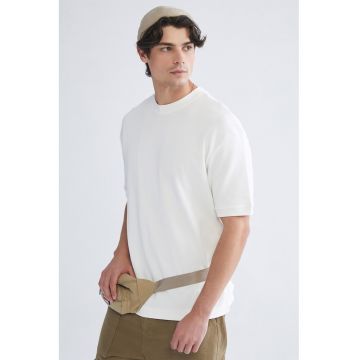 Tricou cu decolteu la baza gatului si model uni