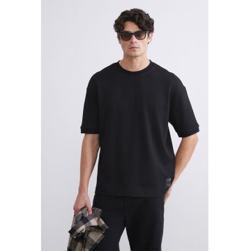 Tricou cu decolteu la baza gatului si model uni