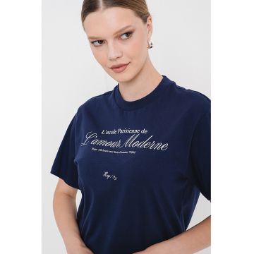 Tricou cu decolteu la baza gatului si text