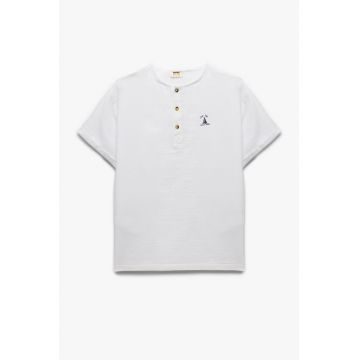 Tricou cu fenta cu nasturi