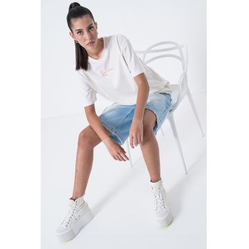 Tricou cu imprimdeu si decolteu la baza gatului