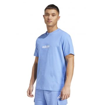 Tricou cu logo si decolteu la baza gatului