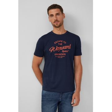 Tricou cu logo si decolteu la baza gatului