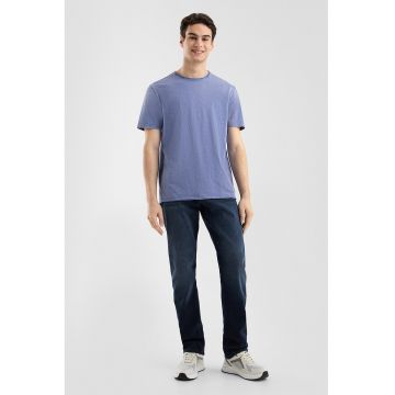 Tricou uni cu decolteu la baza gatului