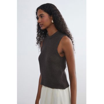 Top din tricot cu decolteu la baza gatului
