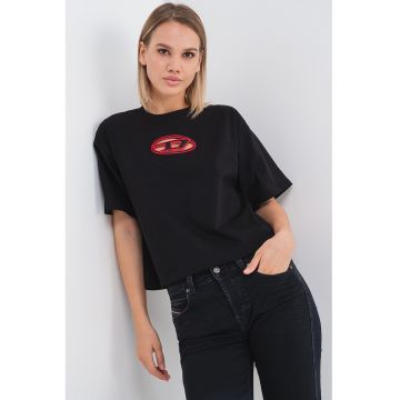 Tricou crop cu decupaj logo