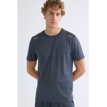 Tricou cu decolteu la baza gatului Tricou cu decolteu la baza gatului