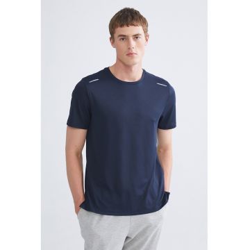 Tricou cu decolteu la baza gatului Tricou cu decolteu la baza gatului