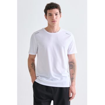 Tricou cu decolteu la baza gatului Tricou cu decolteu la baza gatului