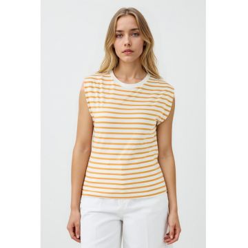 Tricou cu decolteu la baza gatului si dungi