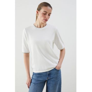 Tricou cu decolteu la baza gatului si garnituri contrastante