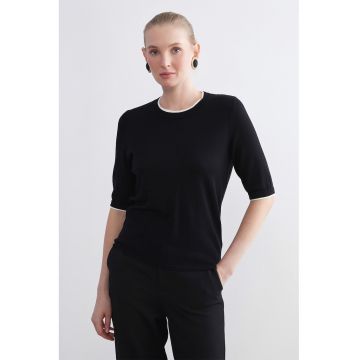 Tricou cu decolteu la baza gatului si garnituri contrastante