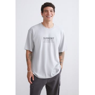 Tricou cu decolteu la baza gatului si imprimeu Tricou cu decolteu la baza gatului si imprimeu