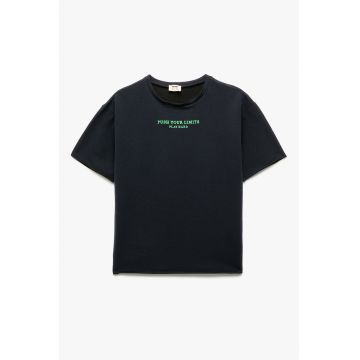 Tricou cu decolteu la baza gatului si imprimeu text