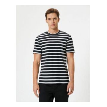 Tricou cu decolteu la baza gatului si model uni