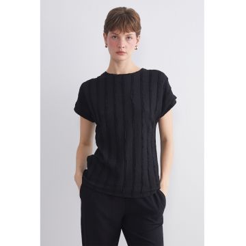 Tricou cu decolteu la baza gatului si detalii texturate