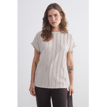 Tricou cu decolteu la baza gatului si detalii texturate