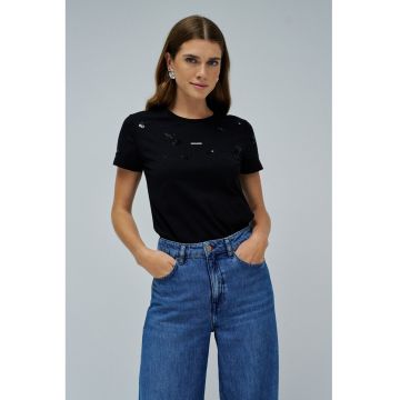 Tricou cu decolteu la baza gatului si paiete