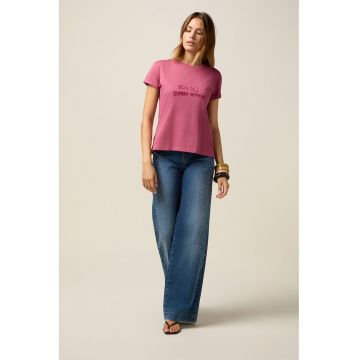 Tricou cu decolteu la baza gatului si text