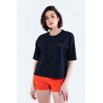 Tricou cu decolteu la baza gatului