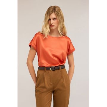 Tricou cu decolteu rotund si aspect de satin